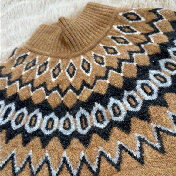 NWOT GAP Tan Sweater With Beautiful pattern - Picture 3 of 4